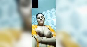 Bangladeschische Schönheit zeigt ihre großen Brüste vor der Kamera 0 min 30 s