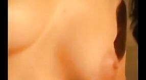 శృంగార హోమ్ వీడియోలో పెద్ద గాడిద నక్షత్రాలతో పరిపక్వ భారతీయ భార్య 4 మిన్ 40 సెకను