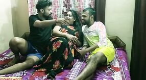 Bhabhi India panas bercinta di threesome beruap dengan dua pria desi 0 min 0 sec