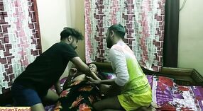 Горячая индианка Бхабхи трахается в жарком сексе втроем с двумя мужчинами-дези 1 минута 40 сек