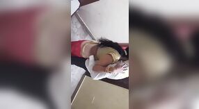 Vue rapprochée de la femme Desi du mari se déshabillant dans une vidéo chaude 0 minute 0 sec