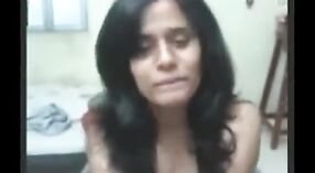 Pacar India amatir menyenangkan dirinya sendiri di webcam untuk pacarnya 0 min 50 sec