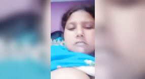 Rondborstige Indiase vrouw krijgt ondeugend met haar grote borsten 1 min 50 sec