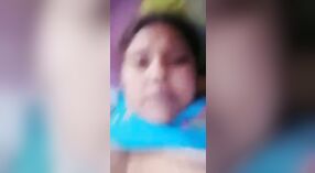 Une femme indienne aux gros seins devient coquine avec ses gros seins 2 minute 40 sec