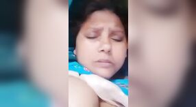 Busty indyjski żona dostaje niegrzeczny z jej duży cycki 0 / min 0 sec