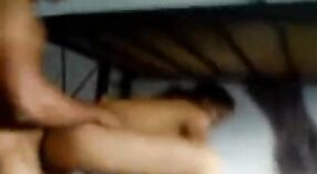 இந்தி செக்ஸ் திரைப்படத்தில் கல்லூரி பெண் தனது நண்பர்களுடன் தங்குமிடத்தை அனுபவிக்கிறார் 0 நிமிடம் 40 நொடி