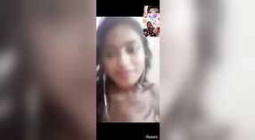 Nudo MMS video di un Bangladeshi ragazza mostrando via lei seni e micio 3 min 00 sec