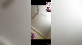 Nudo MMS video di un Bangladeshi ragazza mostrando via lei seni e micio 3 min 30 sec