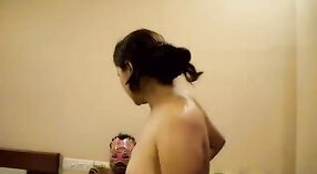 दो लोग खुशी एक सींग का बना भारतीय पत्नी इस कट्टर वीडियो में 5 मिन 00 एसईसी