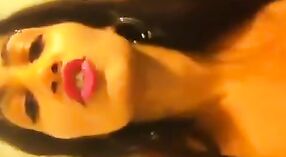 Si rambut coklat seksi dari Bangalore memberikan teh strip sensual dalam video porno desi ini! 0 min 0 sec