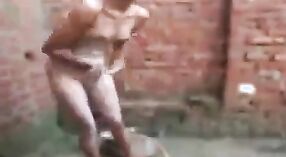 Istri desa India mandi telanjang untuk kekasihnya di bawah sinar matahari 1 min 10 sec