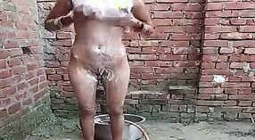 Indisch dorp vrouw neemt een naakt bad voor haar lover in de sunshine 5 min 20 sec
