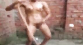 Istri desa India mandi telanjang untuk kekasihnya di bawah sinar matahari 7 min 00 sec