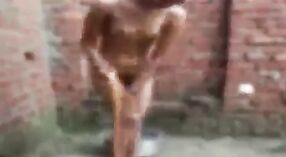 Istri desa India mandi telanjang untuk kekasihnya di bawah sinar matahari 7 min 50 sec