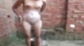 Istri desa India mandi telanjang untuk kekasihnya di bawah sinar matahari 0 min 0 sec