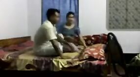 Zmysłowy seks wideo amatorskiej indyjskiej pary z uwodzeniem i miłością 2 / min 40 sec