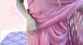 Indyjski bhabhi paski w dół i pokazuje od jej duży piersi w domowej roboty wideo 1 / min 40 sec