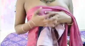 インドのbhabhiは剥ぎ取り、自家製のビデオで彼女の大きな胸を見せびらかします 3 分 40 秒