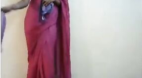 Indyjski bhabhi paski w dół i pokazuje od jej duży piersi w domowej roboty wideo 4 / min 00 sec