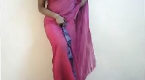 Indyjski bhabhi paski w dół i pokazuje od jej duży piersi w domowej roboty wideo 4 / min 20 sec