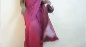 インドのbhabhiは剥ぎ取り、自家製のビデオで彼女の大きな胸を見せびらかします 5 分 00 秒
