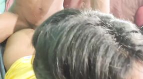 MMF amateur presenta a una impresionante chica Desi dando mamadas, follando y golpes en acción hardcore 2 mín. 00 sec