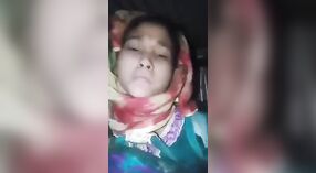 Bangla tình dục nữ thần flaunts cô ấy công ty ngực và masturbates trong này video 0 tối thiểu 0 sn