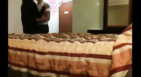 Vreemdgaan vrouw gets betrapt op Verborgen camera having seks in hotel kamer 2 min 00 sec