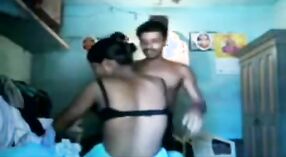 Desi vidéo de sexe d'un bhabhi en positions de cow-girl et de levrette 4 minute 20 sec