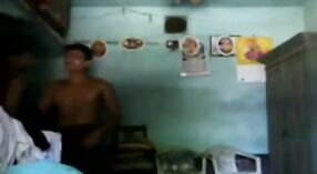 Desi seks video van een bhabhi in cowgirl en doggystyle posities 6 min 20 sec