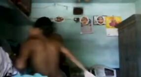 Desi vidéo de sexe d'un bhabhi en positions de cow-girl et de levrette 8 minute 20 sec