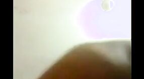 Desi bhabhi zostaje uwiedziona i uprawia gorący seks w domu swojej przyjaciółki 2 / min 40 sec