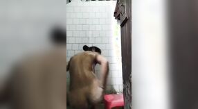 Desi Hausfrau posiert in diesem XXX-Video für ihren Geliebten im Badezimmer 3 min 50 s