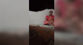 Vreemdgaan huisvrouw in een jurk rijdt lul als een pro in MMC video 0 min 0 sec
