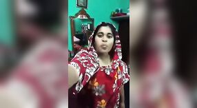 Dona de casa Bangladeshi é paga para se despir em vídeo XXX 0 minuto 0 SEC