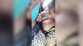 Lekuk tubuh Desi yang indah dan keterampilan blowjob sensual akan membuat Anda terengah-engah 0 min 50 sec