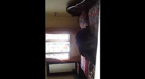Niebieski film wideo indyjskiej cioci uprawiającej seks z synem w pozycji Na pieska 0 / min 30 sec