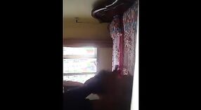 Video de película azul de una tía india teniendo sexo con su hijo en posición de perrito 1 mín. 00 sec