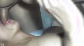 Indiano ragazza del college ottiene un pompino deepthroat in questo video porno di alta qualità 2 min 20 sec