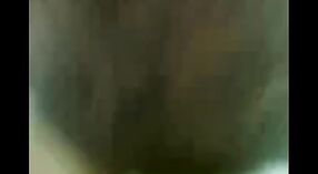 భారీ వక్షోజాలతో పరిపక్వ భారతీయ అత్త కళాశాల నుండి ఒక వ్యక్తితో ఉద్వేగభరితమైన ఎన్‌కౌంటర్ కలిగి ఉంది 5 మిన్ 20 సెకను