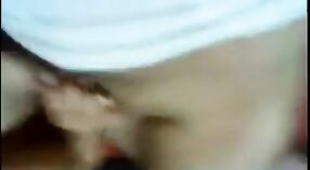 ஒரு இளம் இந்திய அழகு கீழே இறங்கி தனது மாமாவுடன் அழுக்காகிறது 0 நிமிடம் 40 நொடி