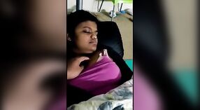 Srilankanas große Brüste bekommen eine nackte Show vor der Kamera 1 min 40 s