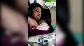 Srilankanas große Brüste bekommen eine nackte Show vor der Kamera 2 min 40 s