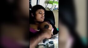 Srilankanas große Brüste bekommen eine nackte Show vor der Kamera 3 min 00 s