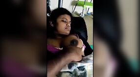 Las Grandes Tetas de Srilankana Obtienen un Espectáculo Desnudo en Cámara 3 mín. 00 sec