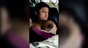 Srilankanas große Brüste bekommen eine nackte Show vor der Kamera 0 min 0 s