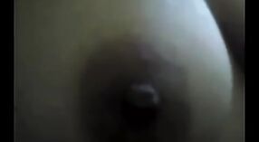 Une ado excitée aux gros seins se fait plaisir et fait du sexe oral dans une vidéo porno 5 minute 20 sec