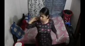 Tante Inderin bekommt in diesem Desi-Sexskandal einen Überraschungstext vom Freund ihres Sohnes 2 min 20 s