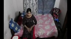 Bibi India mendapat teks kejutan dari teman putranya dalam skandal seks desi ini 3 min 00 sec