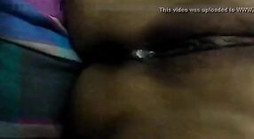 Une étudiante telugu montre ses talents de masturbation à la télévision en direct 1 minute 30 sec